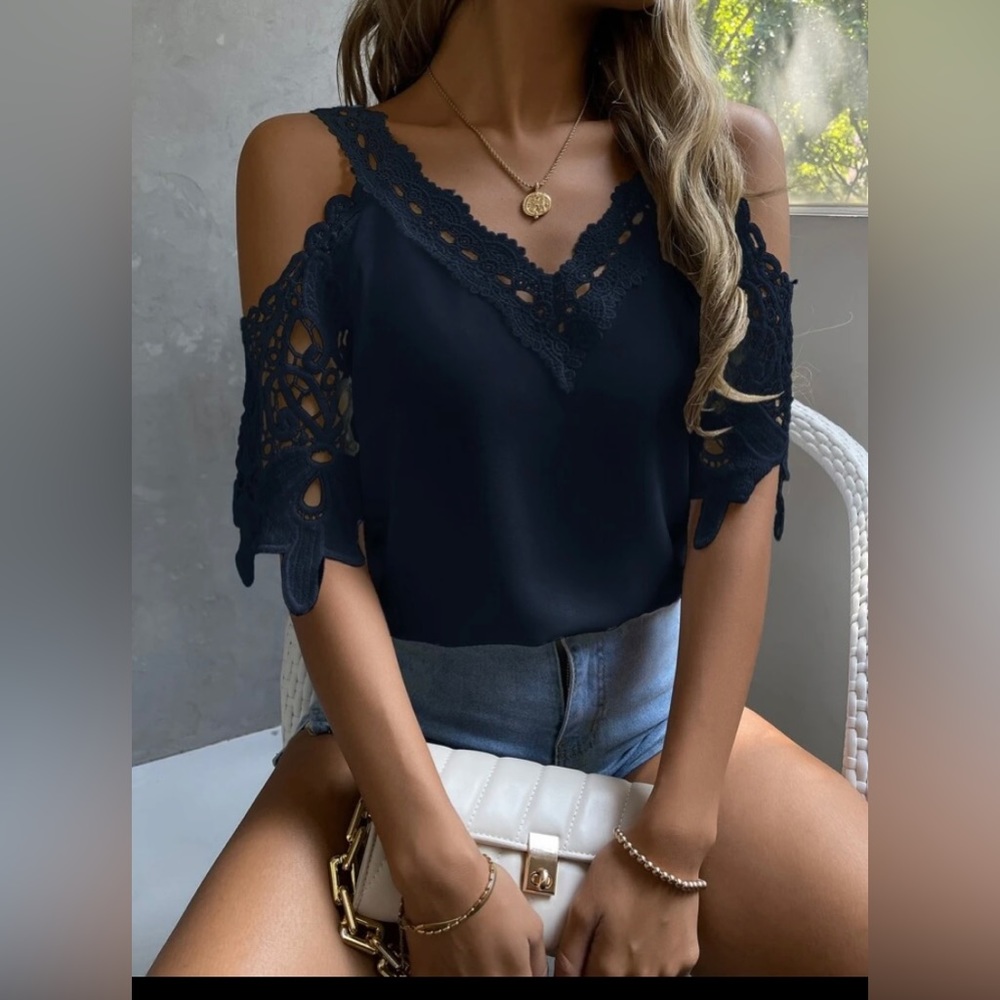 NWOT Cut out shoulder top